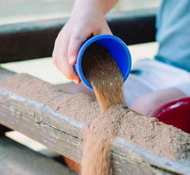 Piaskownica — idealny pomysł na zabawę w ogrodzie dla maluchów